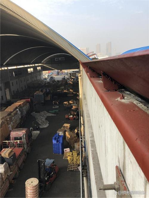 而随着科技的不断发展,拱形屋面打造的仓间罩棚逐渐成为储存行业的
